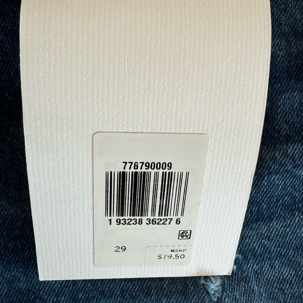 Levi’s Ribcage Shorts - Picture 2 of 4